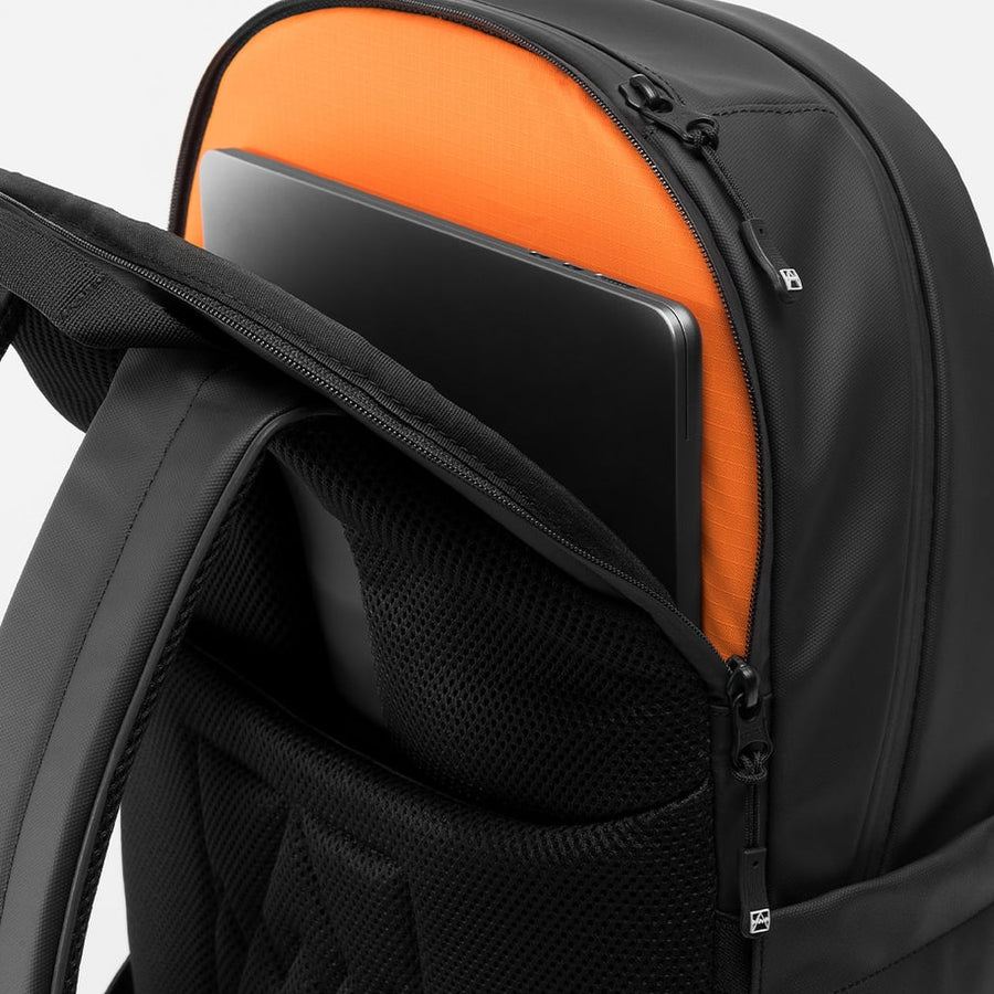 Padded 17" laptop compartment