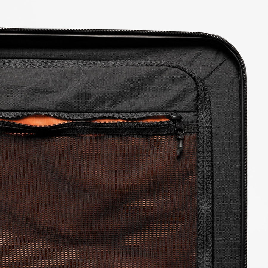 Zipped mesh divider pockets