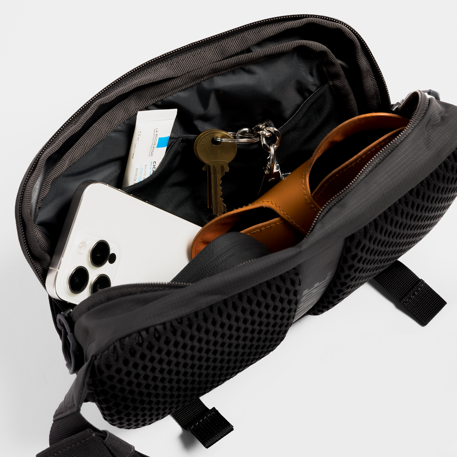 Zip and mesh inner pockets