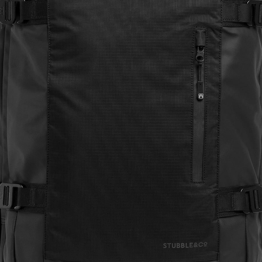 Upright zipped pocket